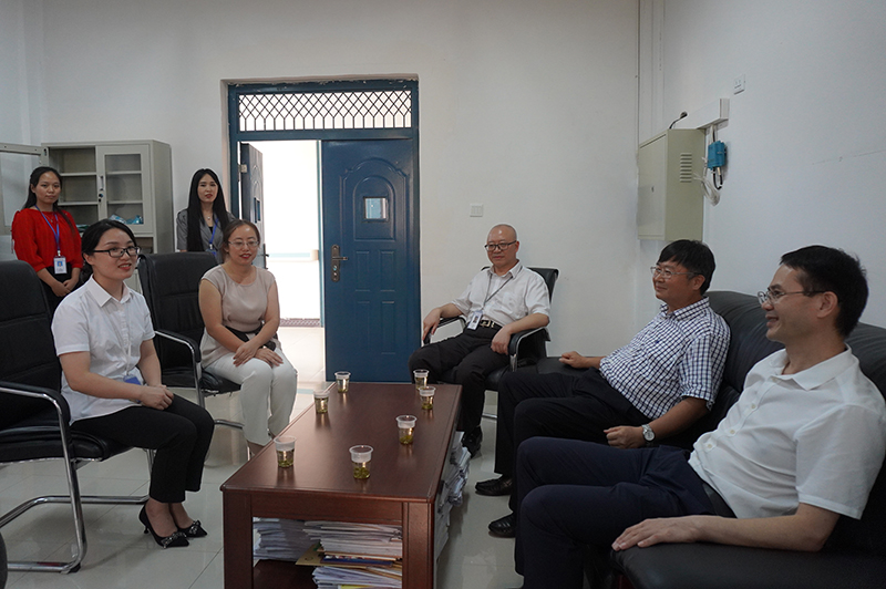 德江县常务副县长刘祖辉到beat365官网看望教师(图3)