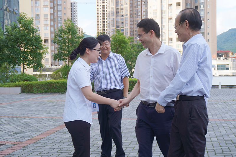 德江县常务副县长刘祖辉到beat365官网看望教师(图2)