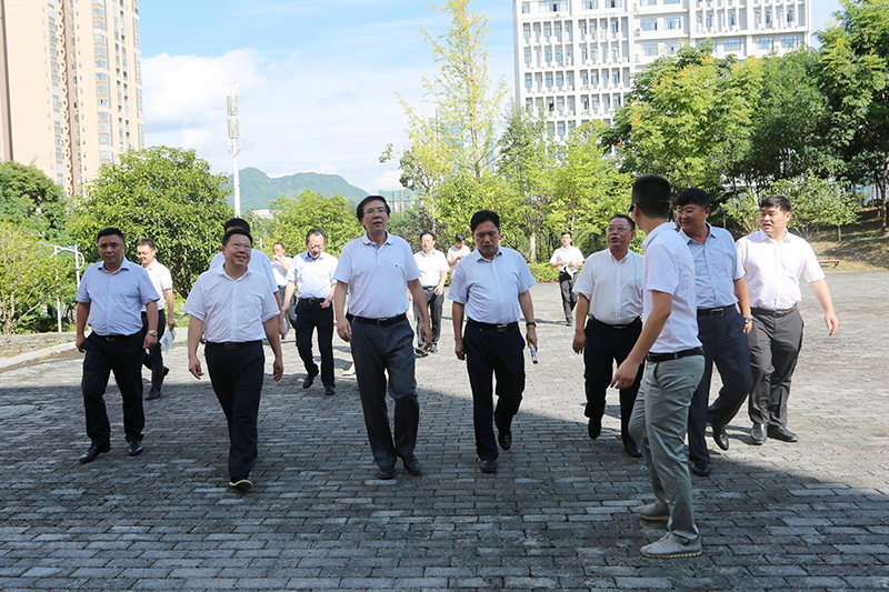 贵州省人大常委会副主任李飞跃一行到beat365官网调研(图1)