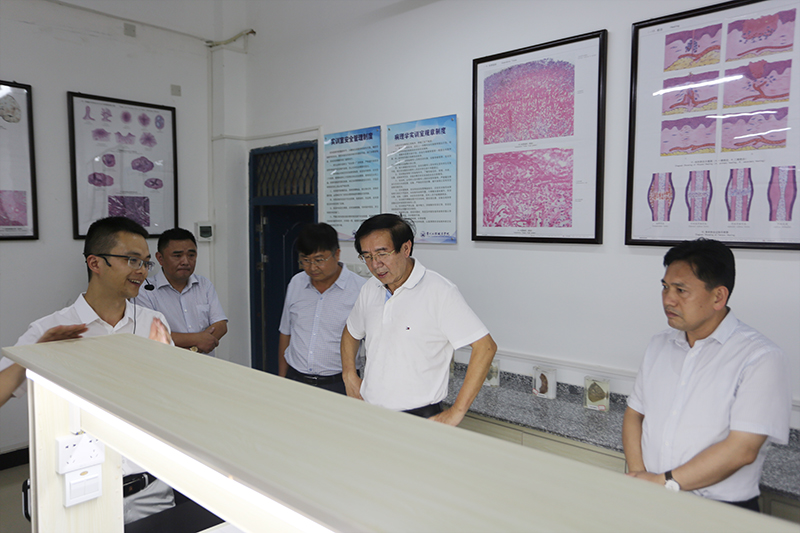 贵州省人大常委会副主任李飞跃一行到beat365官网调研(图3)