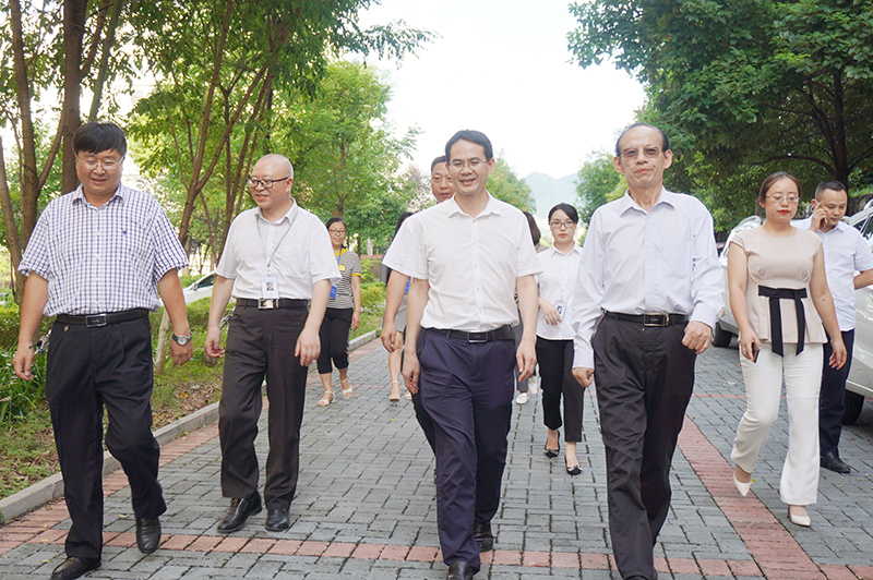 德江县常务副县长刘祖辉到beat365官网看望教师(图1)