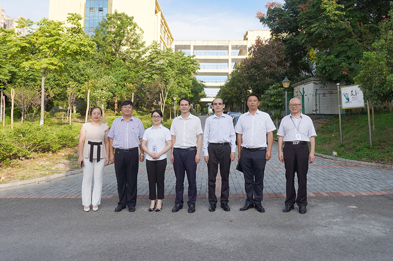 德江县常务副县长刘祖辉到beat365官网看望教师(图4)