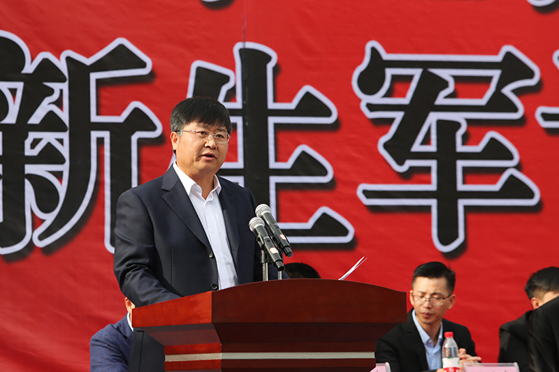 beat365官方网站举行2020级新生军训结训暨开学典礼(图4)