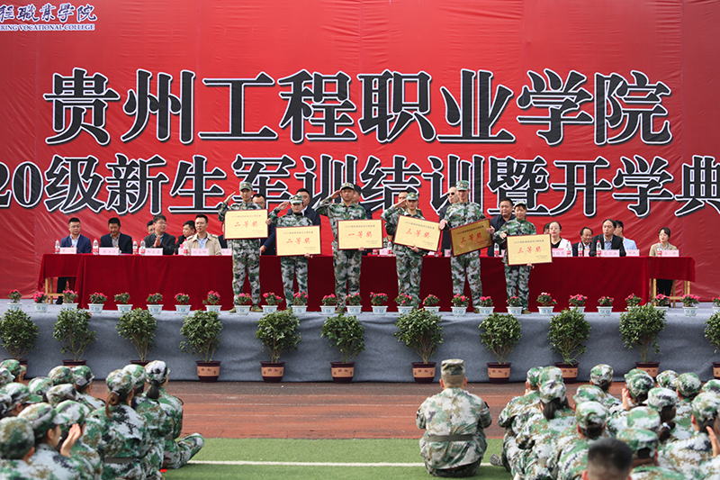 beat365官方网站举行2020级新生军训结训暨开学典礼(图7)