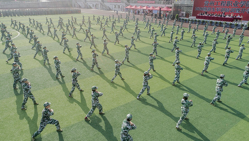 beat365官方网站举行2020级新生军训结训暨开学典礼(图16)