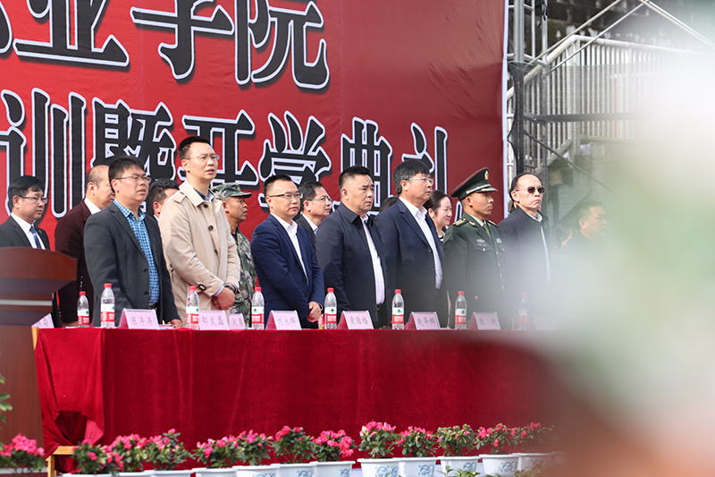 beat365官方网站举行2020级新生军训结训暨开学典礼(图2)