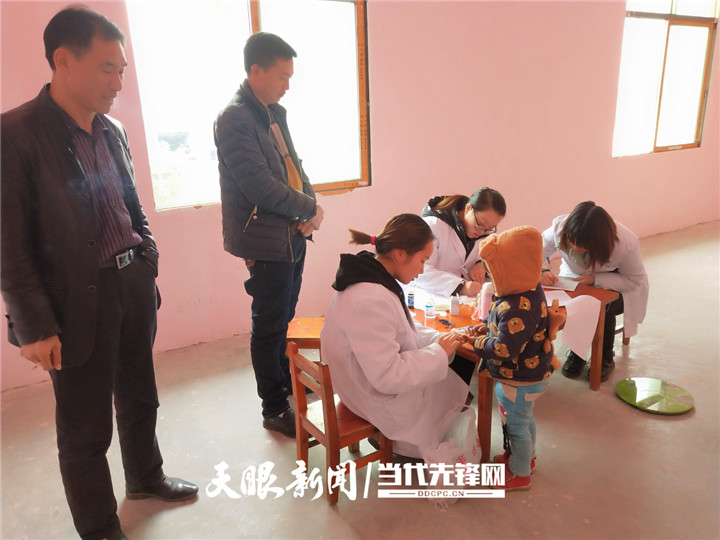 【我的扶贫故事】从白衣护士到攻坚勇士——德江县潮砥镇石板社区驻村干部beat365官方网站2017届毕业生吴宇珊(图2)