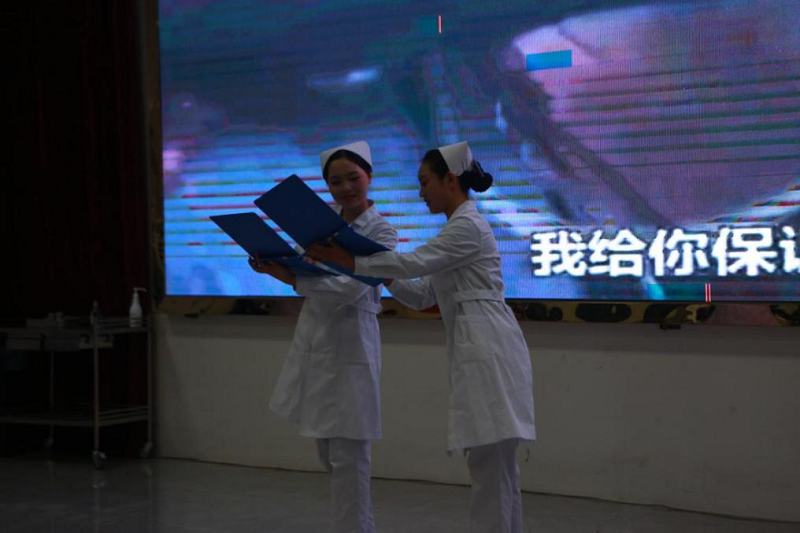 以礼仪风采   塑天使情怀 ---beat365官方网站成功举办第一届护理礼仪大赛(图3)