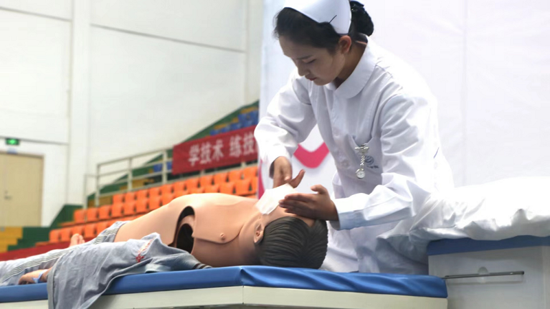 强护理技能，展天使风采——beat365官方网站成功举办5·12国际护士节活动暨授帽仪式(图8)