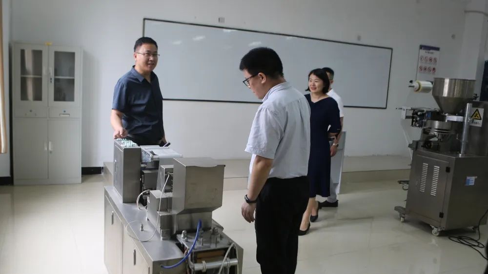 贵州省教育厅专家组到beat365官方网站开展2021年度年检工作(图4)