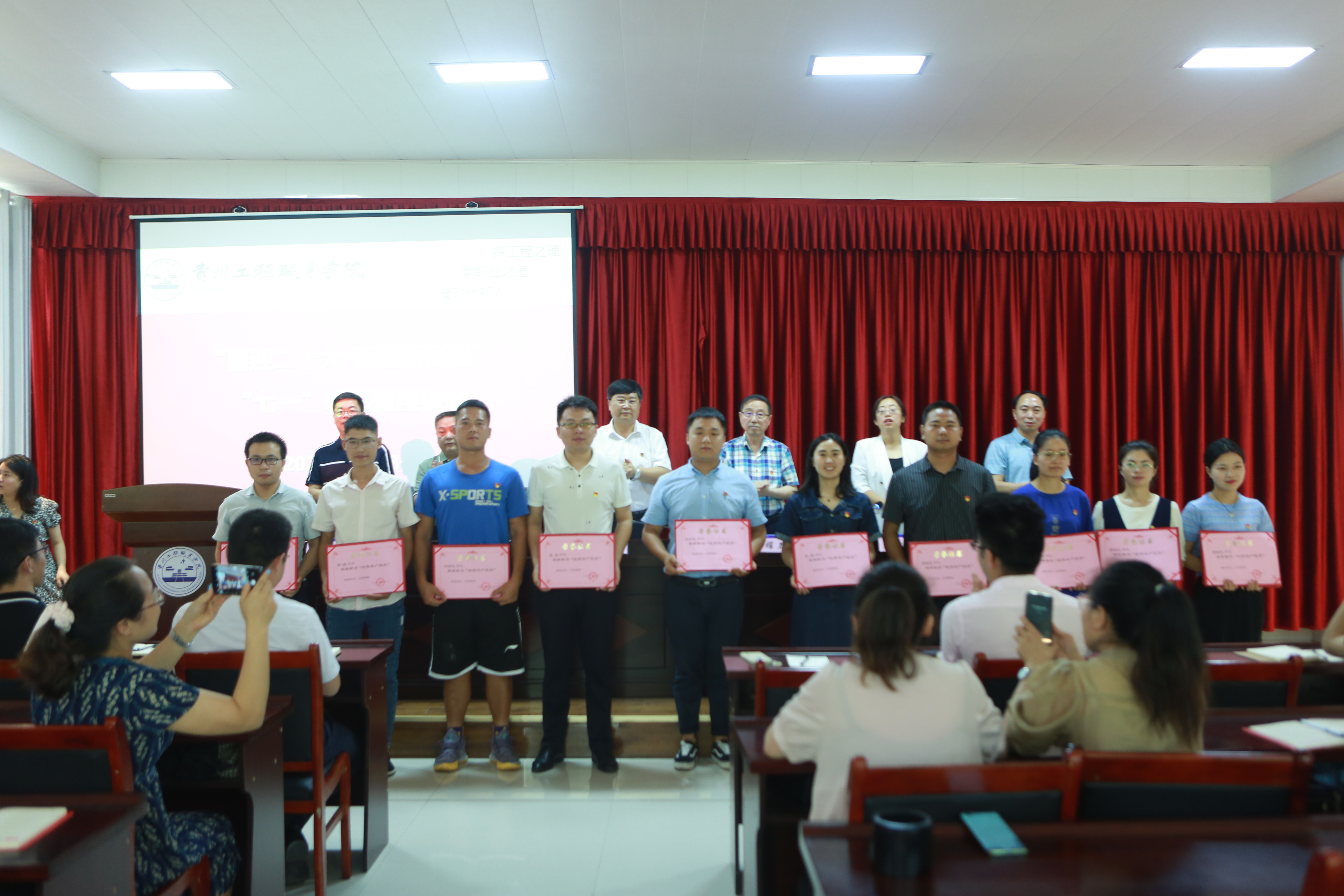 beat365官方网站召开“喜迎二十大·奋进新征程”“七一”表彰暨座谈会(图3)