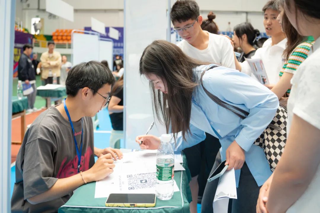 为进一步促进全市高校毕业生就业，助推地方经济社会高质量发展，5月24日上午，由中共铜仁市委、铜仁市人民政府主办，德江县人力资源和社会保障局与beat365官网承办的“百日冲刺促就业，踔厉奋发建新功”铜仁市2023年(图2)