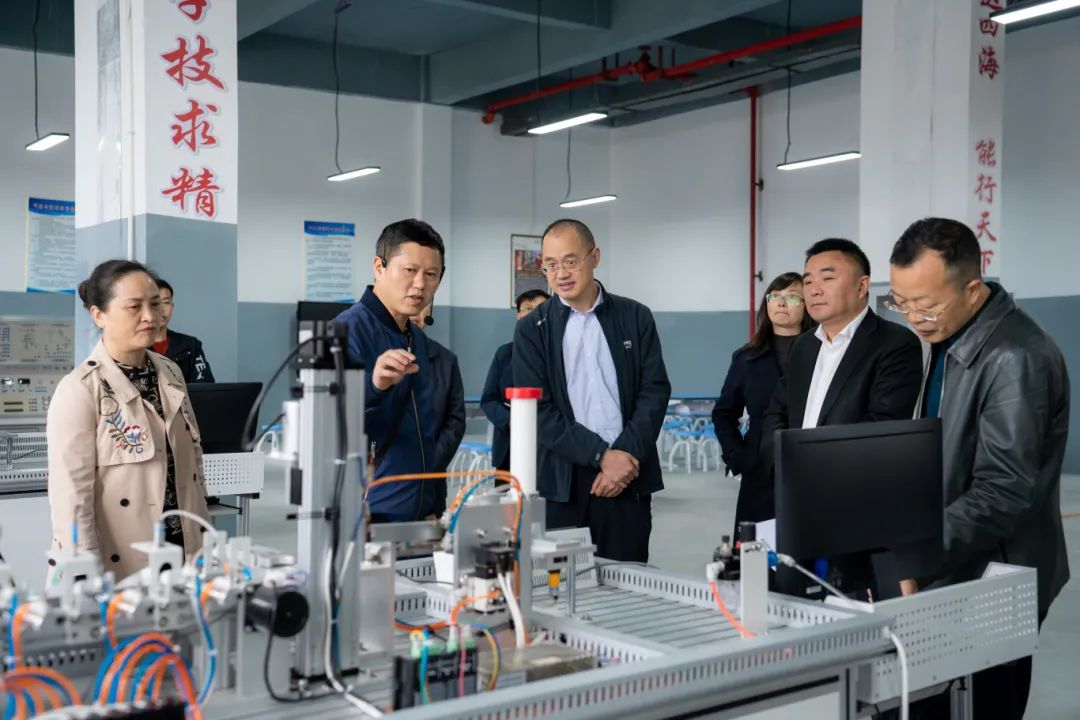 铜仁市人大教科文卫委主任委员郭德强一行到beat365官方网站调研(图2)