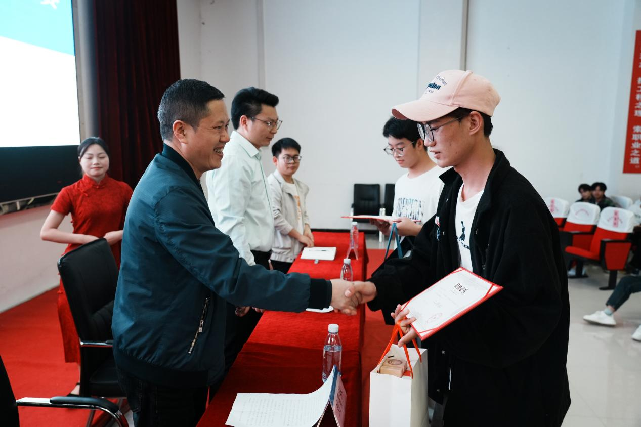 匠心筑梦 职创未来| beat365官网装备制造与信息技术学院“技能活动月”系列活动圆满结束(图10)