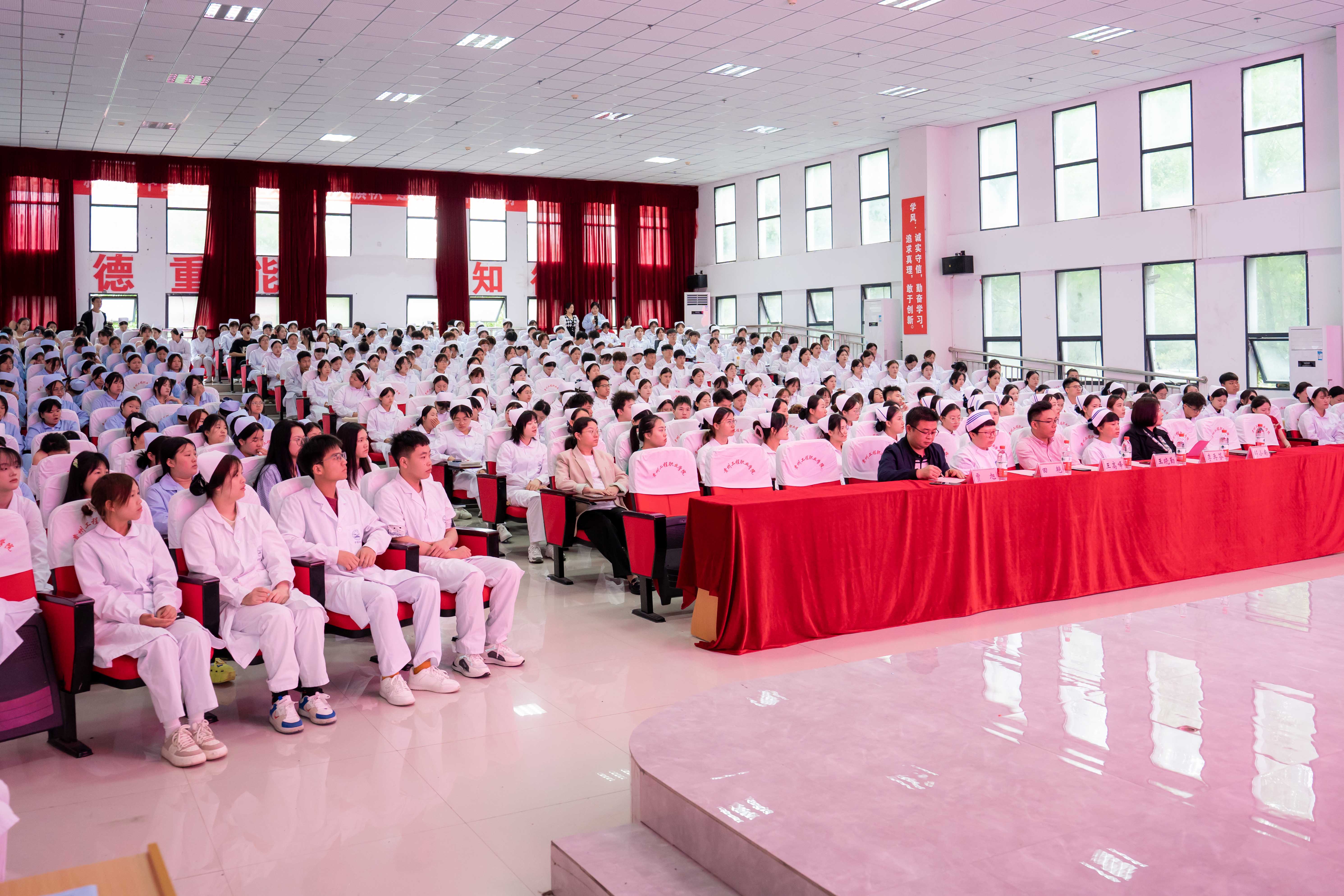 护佑健康，逐梦前行——beat365官方网站成功举办5·12国际护士节活动暨授帽仪式(图1)