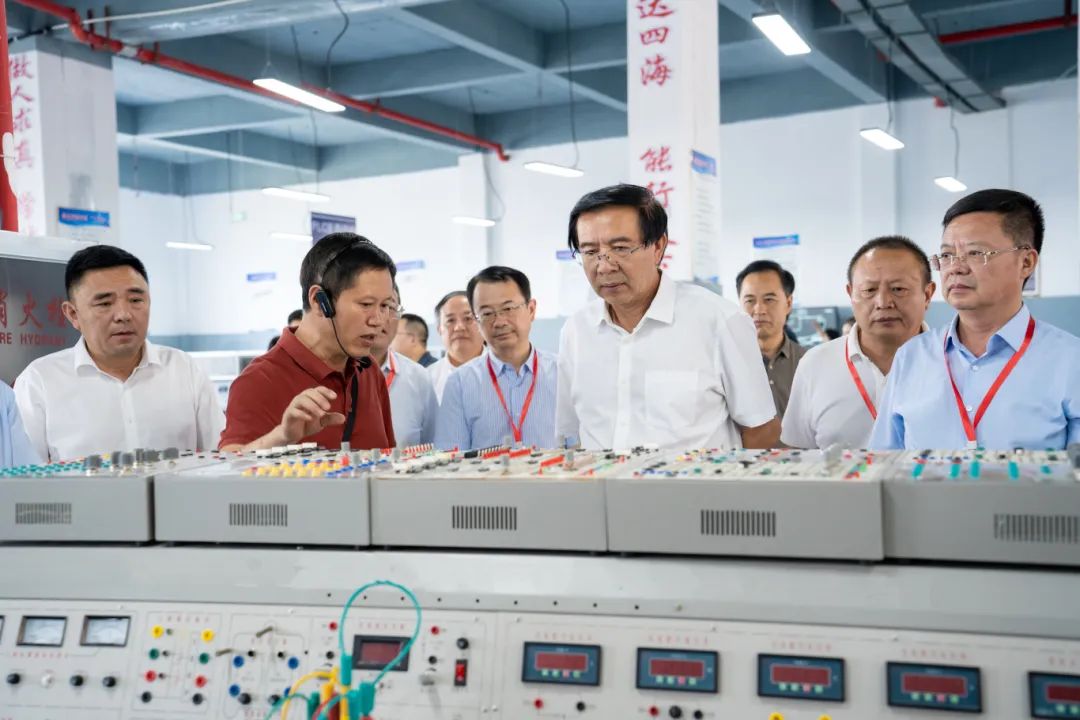 省十四届人大铜仁代表团代表到beat365官方网站集中视察调研(图1)