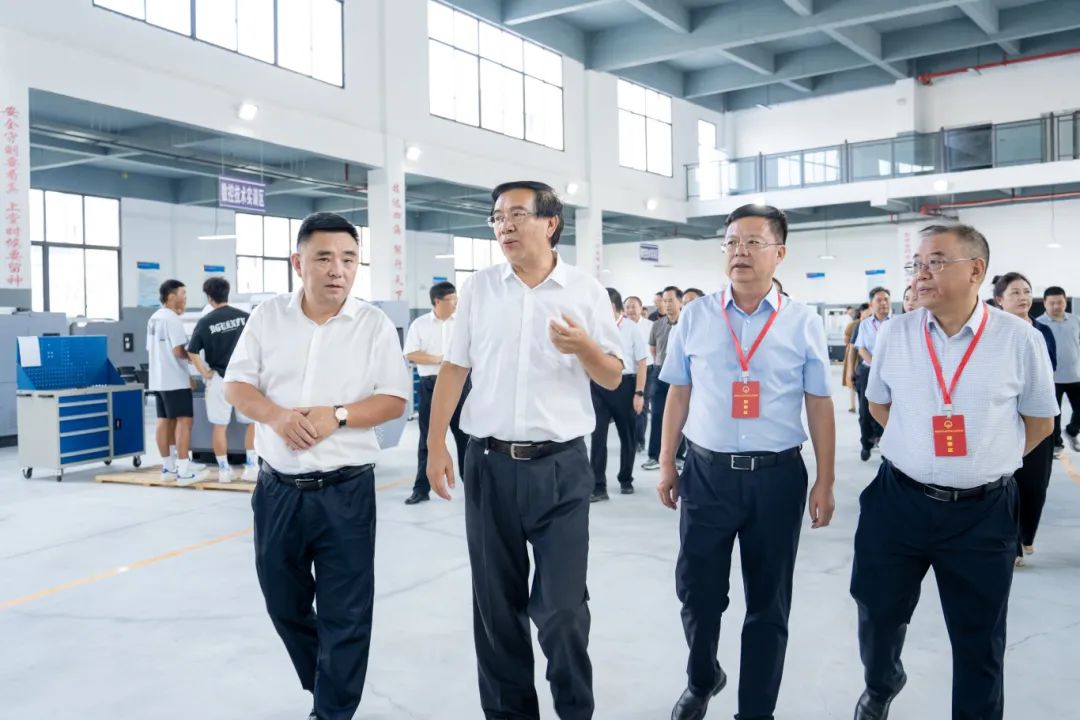 省十四届人大铜仁代表团代表到beat365官方网站集中视察调研(图2)