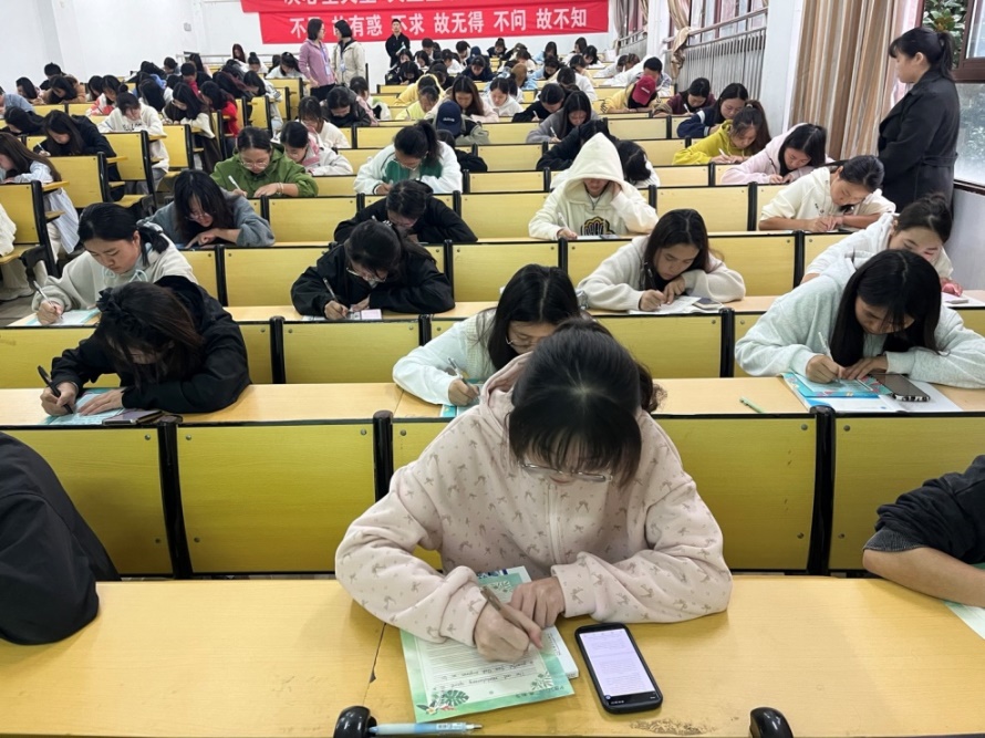 英语书法绘国庆，笔墨飞扬颂华章  —beat365官方网站第五届“弘文杯”英语书法大赛(图2)