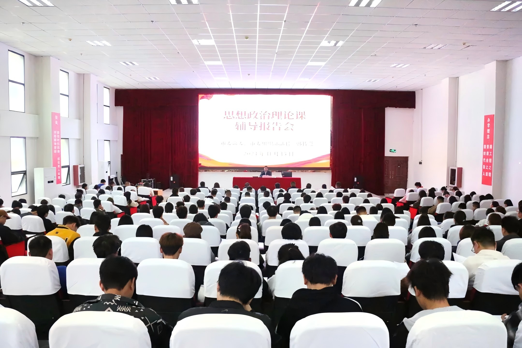 韩佐芝到beat365官方网站为师生讲授思想政治理论课(图1)