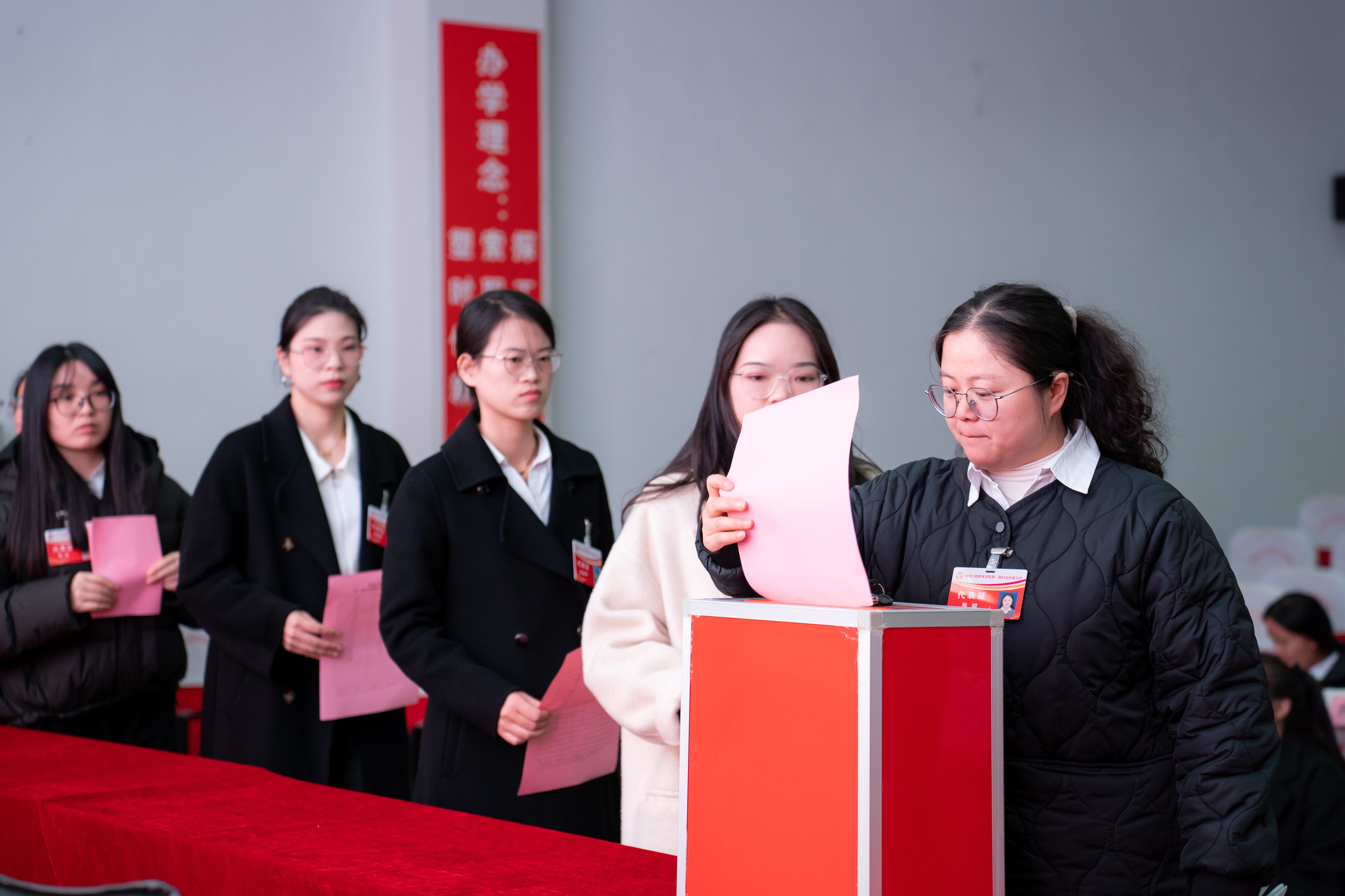 beat365官方网站妇女联合会成立暨妇女第一次代表大会胜利召开(图6)