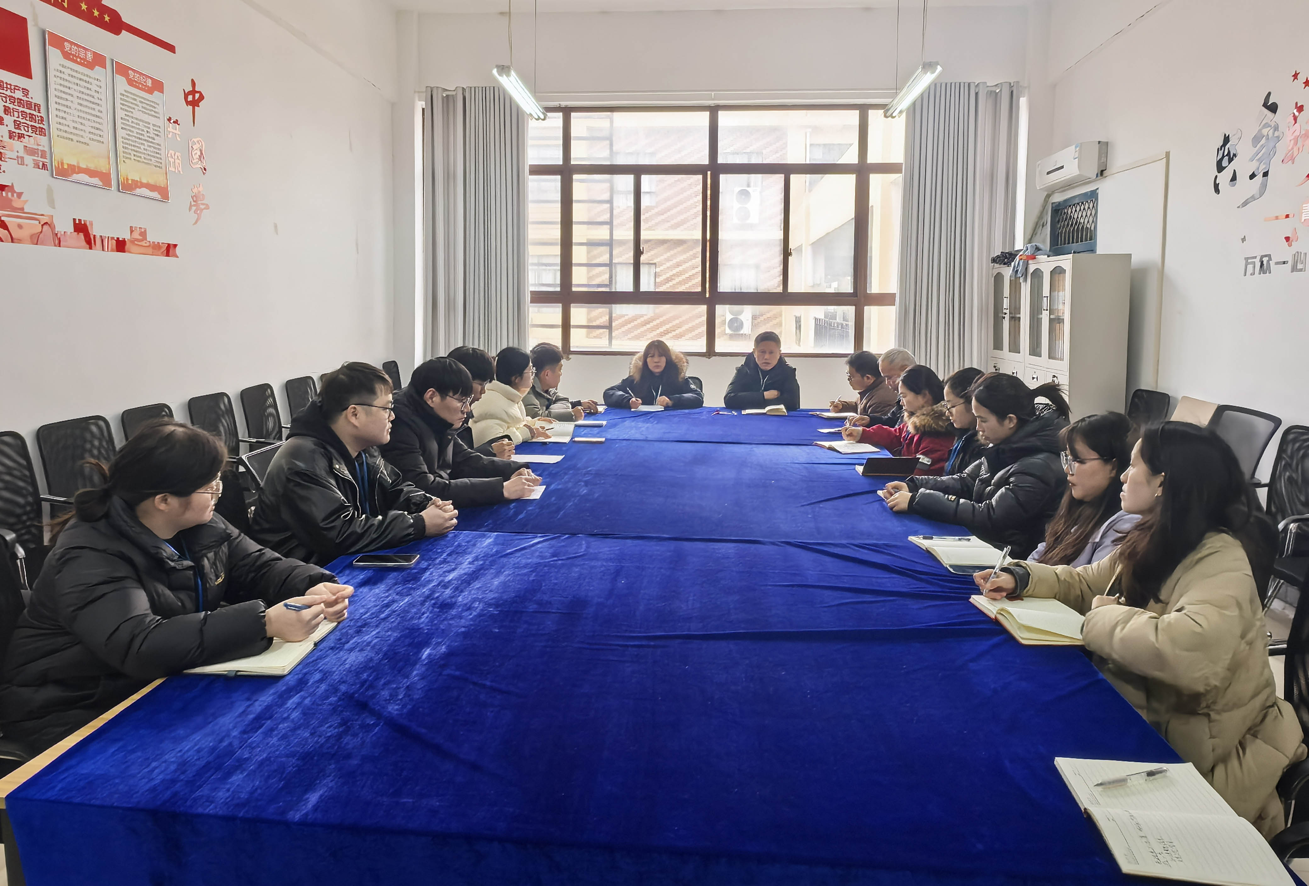 中共beat365官方网站装备制造与信息技术学院总支部委员会召开党总支部大会(图1)