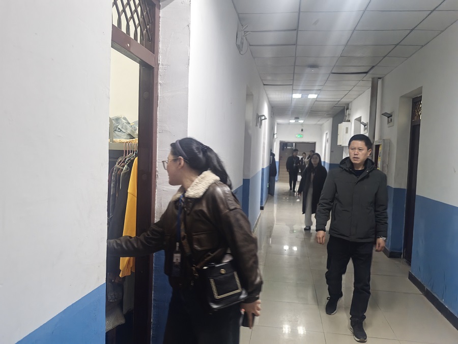 春日暖心查寝 情满学生公寓(图2)