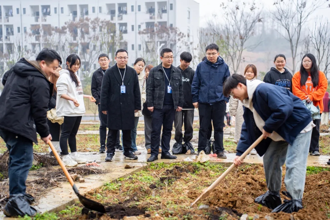 药学学子躬耕百草园 劳动教育浇灌“双苗”成长——beat365官网药学院创新实践育人模式(图2)