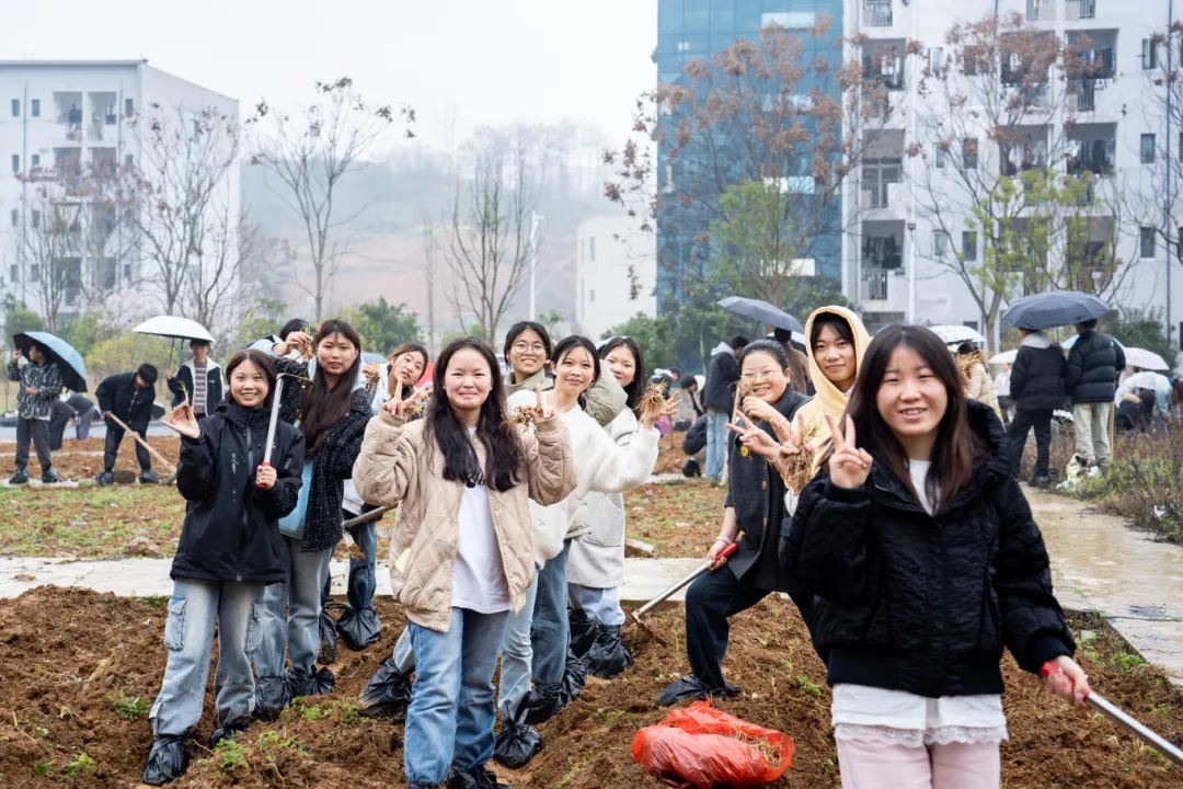 药学学子躬耕百草园 劳动教育浇灌“双苗”成长——beat365官网药学院创新实践育人模式(图4)