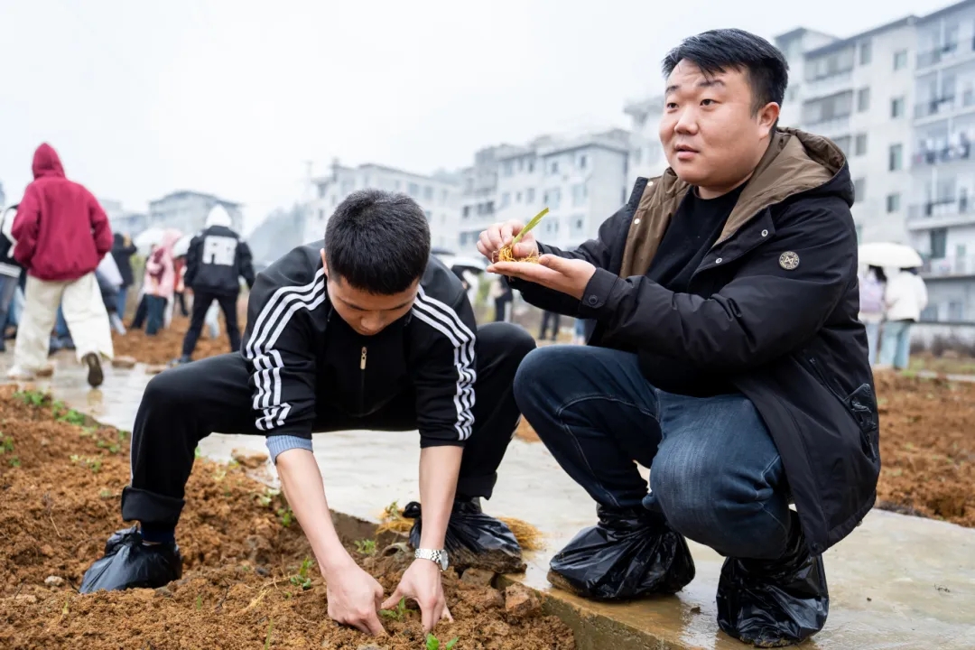 药学学子躬耕百草园 劳动教育浇灌“双苗”成长——beat365官网药学院创新实践育人模式(图5)