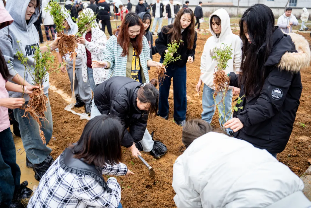 药学学子躬耕百草园 劳动教育浇灌“双苗”成长——beat365官网药学院创新实践育人模式(图1)