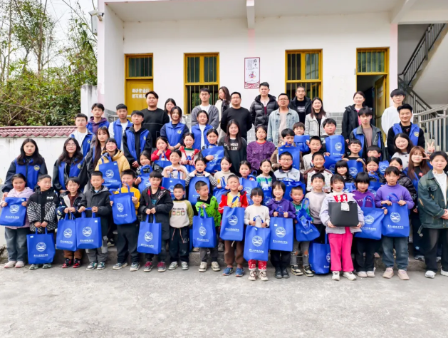 情系乡村教育 携手筑梦未来丨beat365官网团委赴长堡镇硐溪小学开展“微心愿”活动(图1)