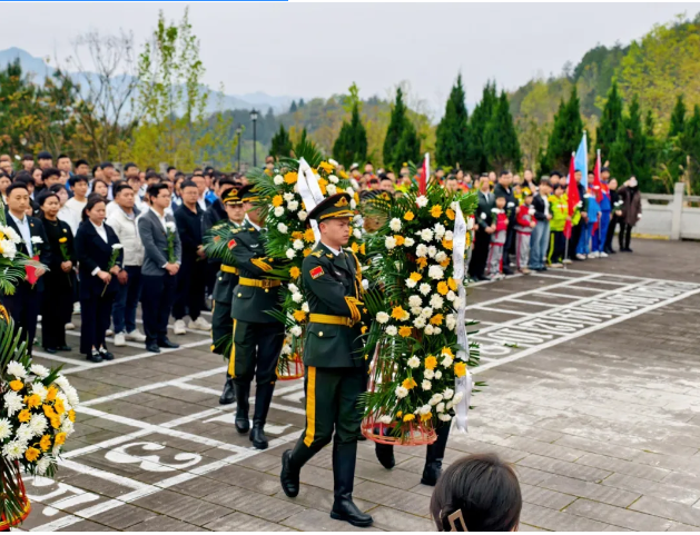 清明祭英烈 丰碑砺青春|beat365官网联合共青团德江县委开展“清明祭英烈 丰碑砺青春”主题团日活动(图1)
