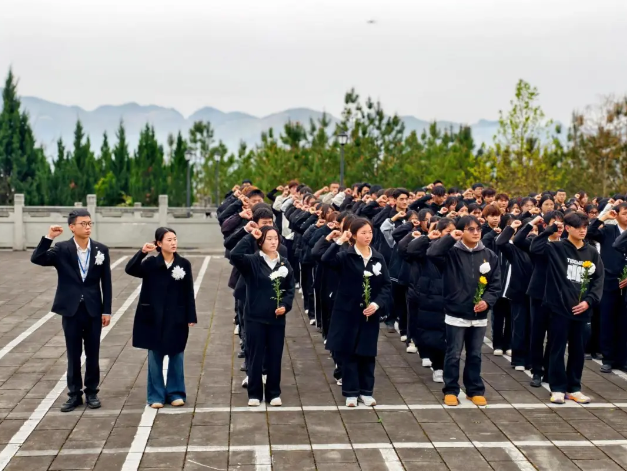 清明祭英烈 丰碑砺青春|beat365官网联合共青团德江县委开展“清明祭英烈 丰碑砺青春”主题团日活动(图2)