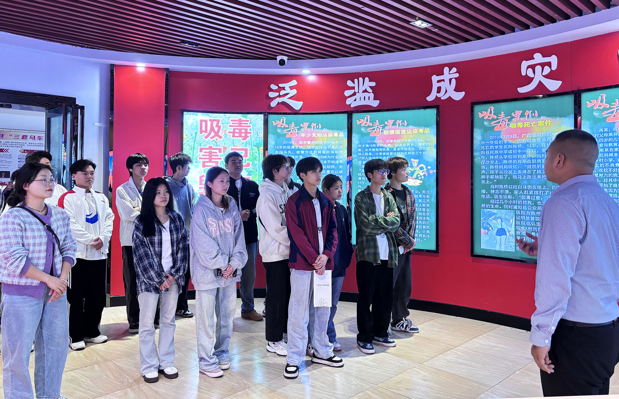 走进禁毒教育基地 筑牢校园禁毒防线 建筑工程学院组织师生代表参观德江职校禁毒教育基地 (图1)