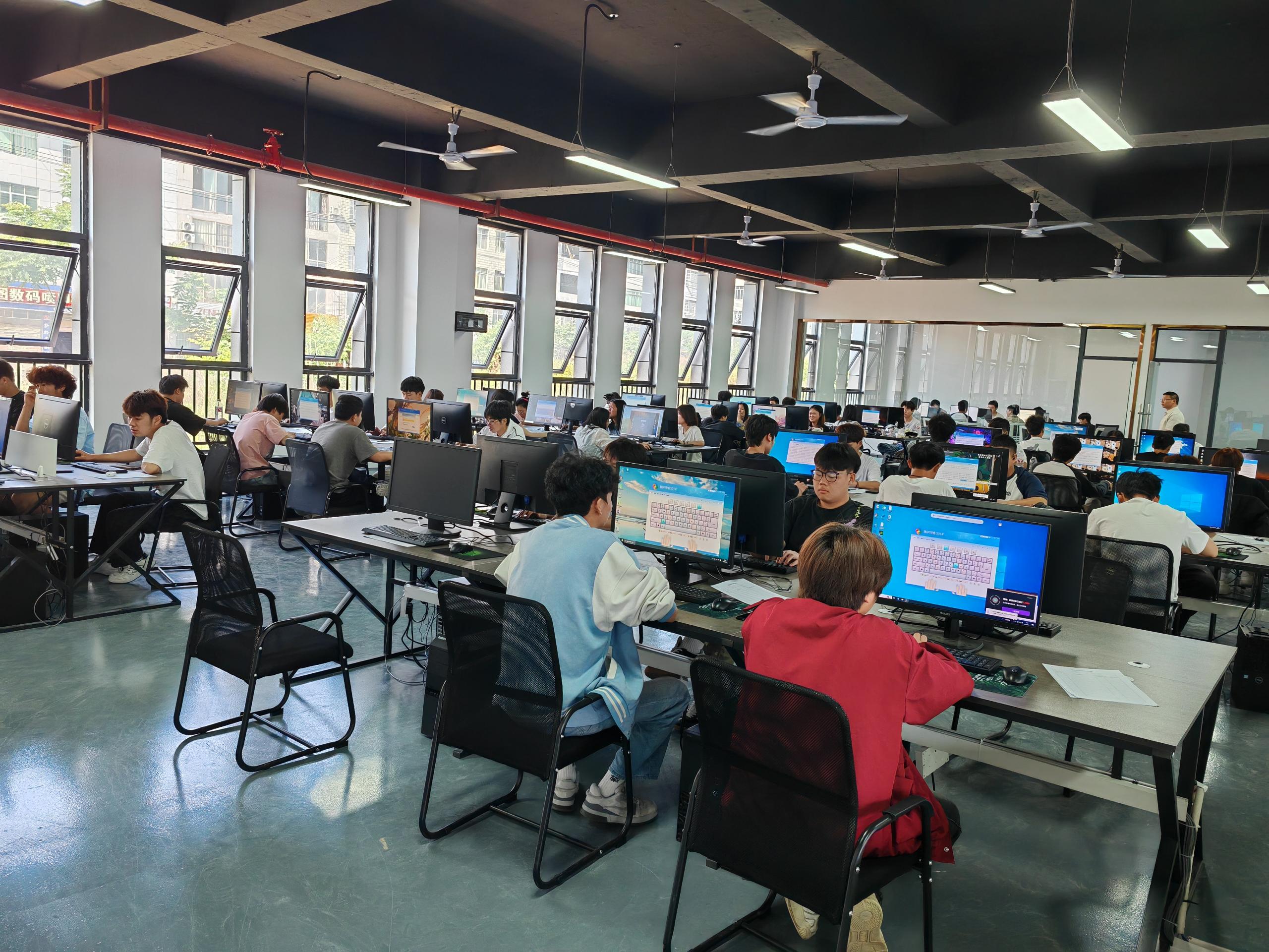 从“畏难观望”到“主动突围”——产教融合实训谱写职教改革新篇章(图1)