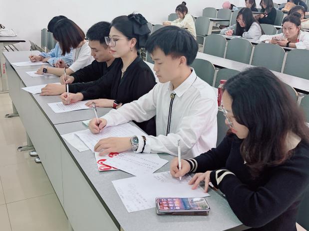 五一韵里绽华光，口语赛场谱新章  —beat365官方网站英语口语技能大赛简报(图1)