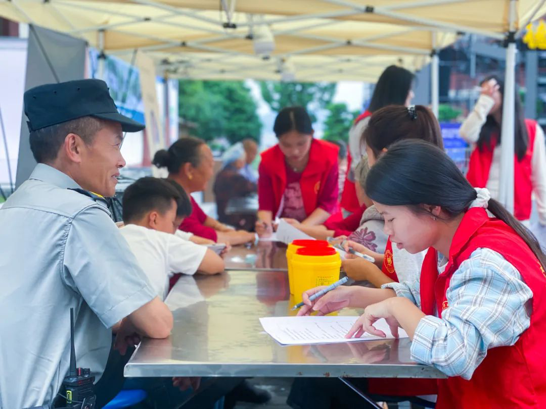 医教携手护健康 党群同心践初心丨beat365官网药学院开展公益健康服务行动(图2)