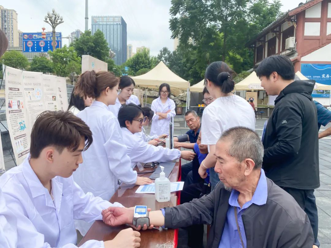 医教携手护健康 党群同心践初心丨beat365官网药学院开展公益健康服务行动(图1)