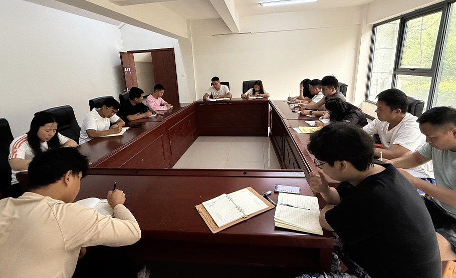 体育学院召开2025年春季学期 第四次教职工大会(图1)