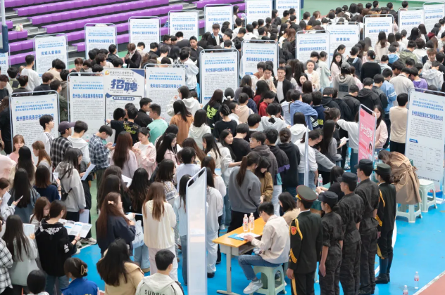 beat365官网成功举办贵阳贵安2025年高校毕业生留筑行动校园双选会(图4)