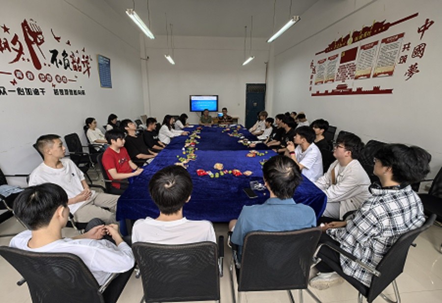 人工智能与信息工程学院召开2025届毕业生座谈会(图1)