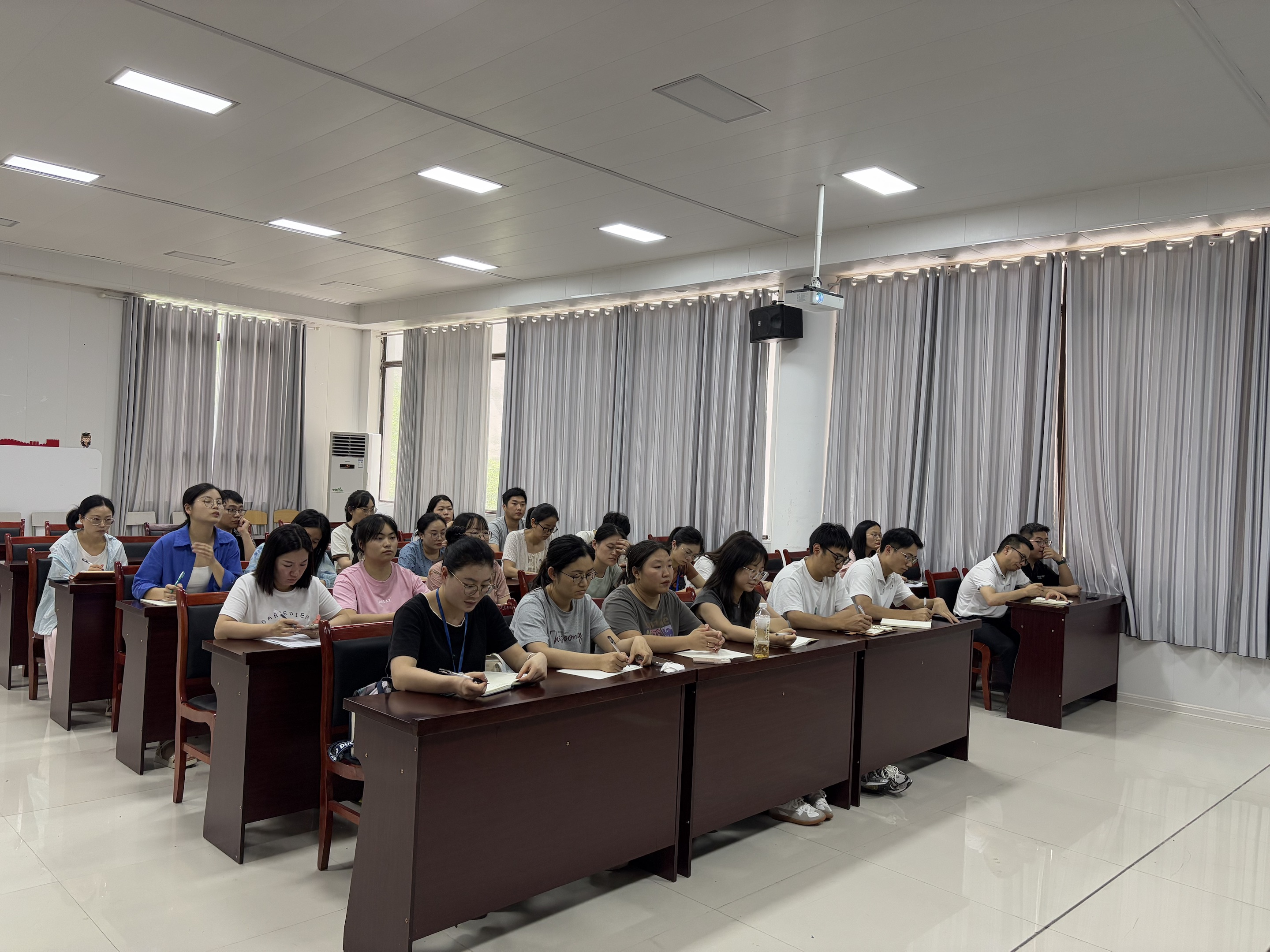 凝心聚力促发展  真抓实干谱新篇(图1)