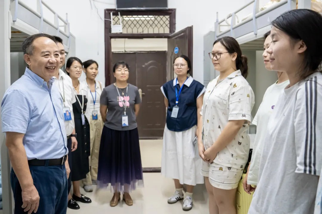 温情走访 寄语新生丨校领导暖心走访新生寝室(图1)