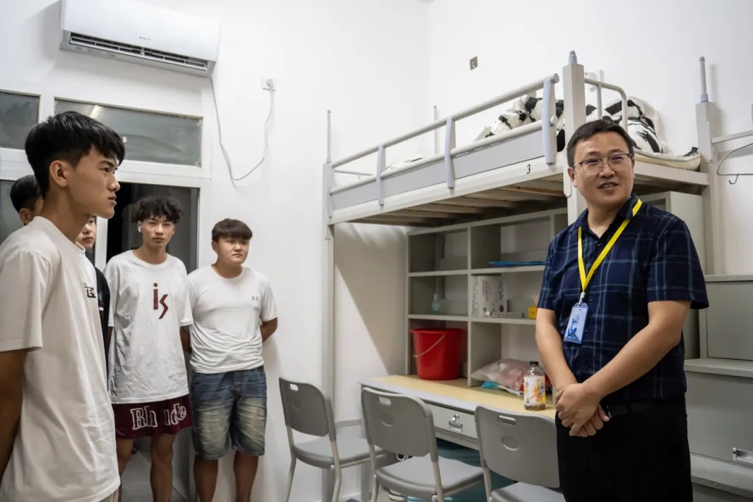温情走访 寄语新生丨校领导暖心走访新生寝室(图2)