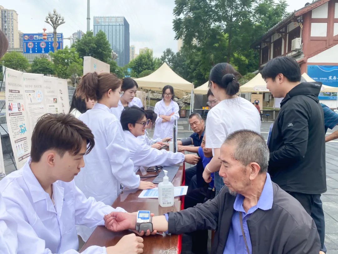 医教携手护健康 党群同心践初心丨beat365官网药学院开展公益健康服务行动(图1)