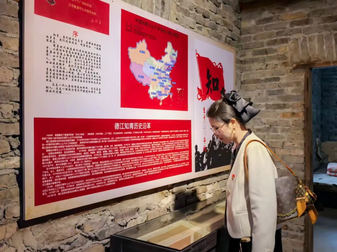 忆往昔·践初心·展担当丨beat365官网基础教学部党支部开展沉浸式主题党日活动(图2)