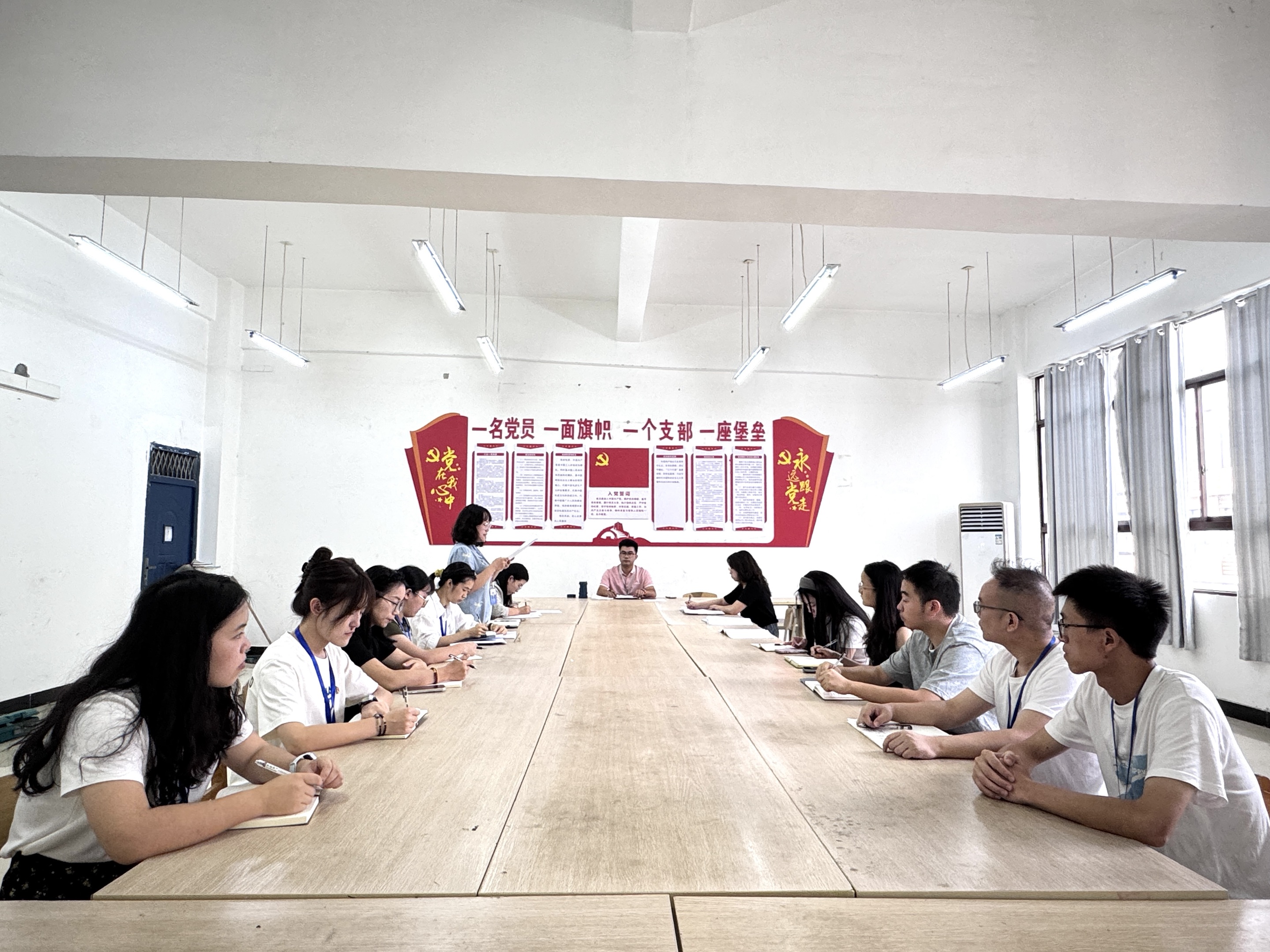 强化组织建设 注入新鲜血液 ——马克思主义学院党支部召开党员大会讨论表决接收预备党员事宜(图1)