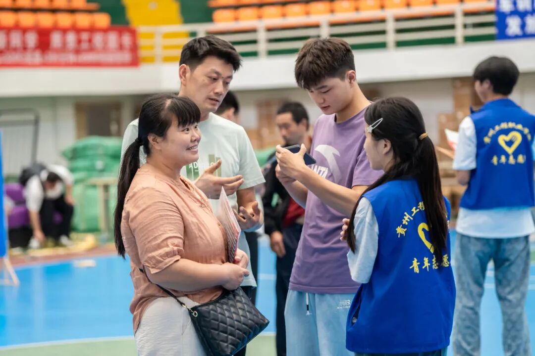 初秋相遇  满“新”欢喜丨直击2025级新生报到现场(图11)