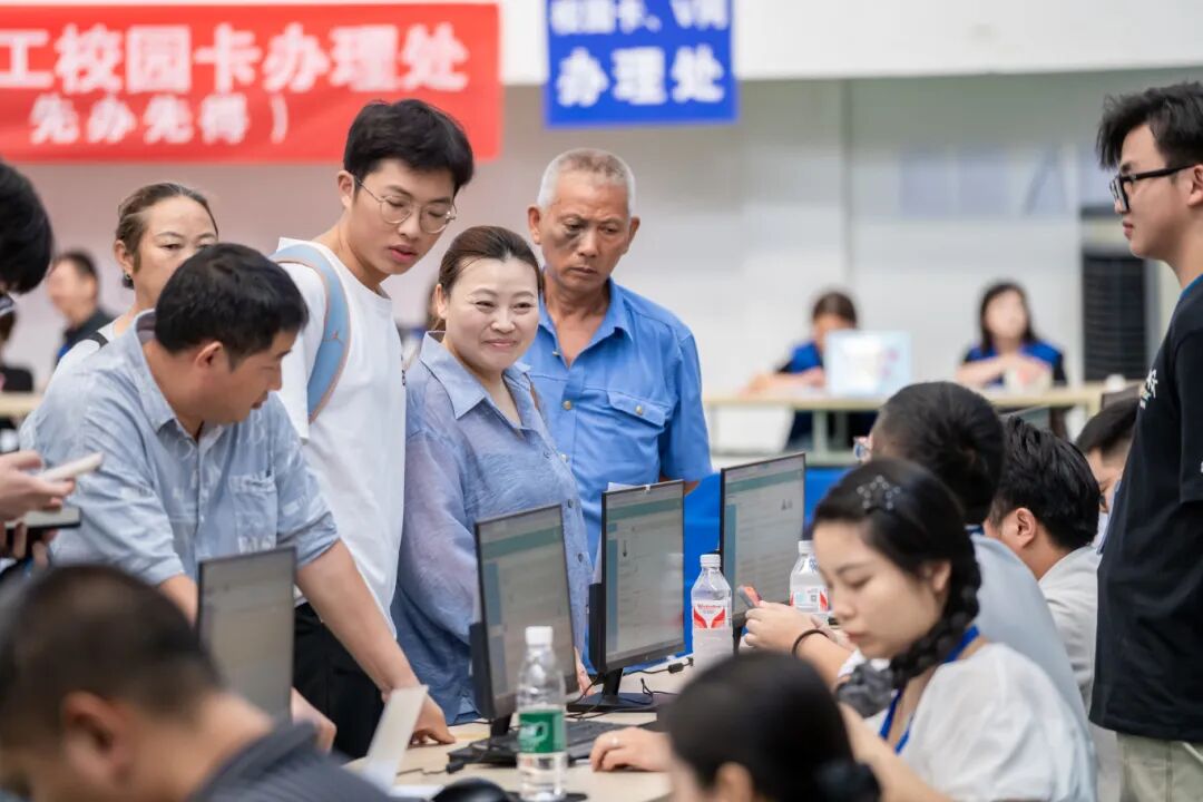 初秋相遇  满“新”欢喜丨直击2025级新生报到现场(图14)