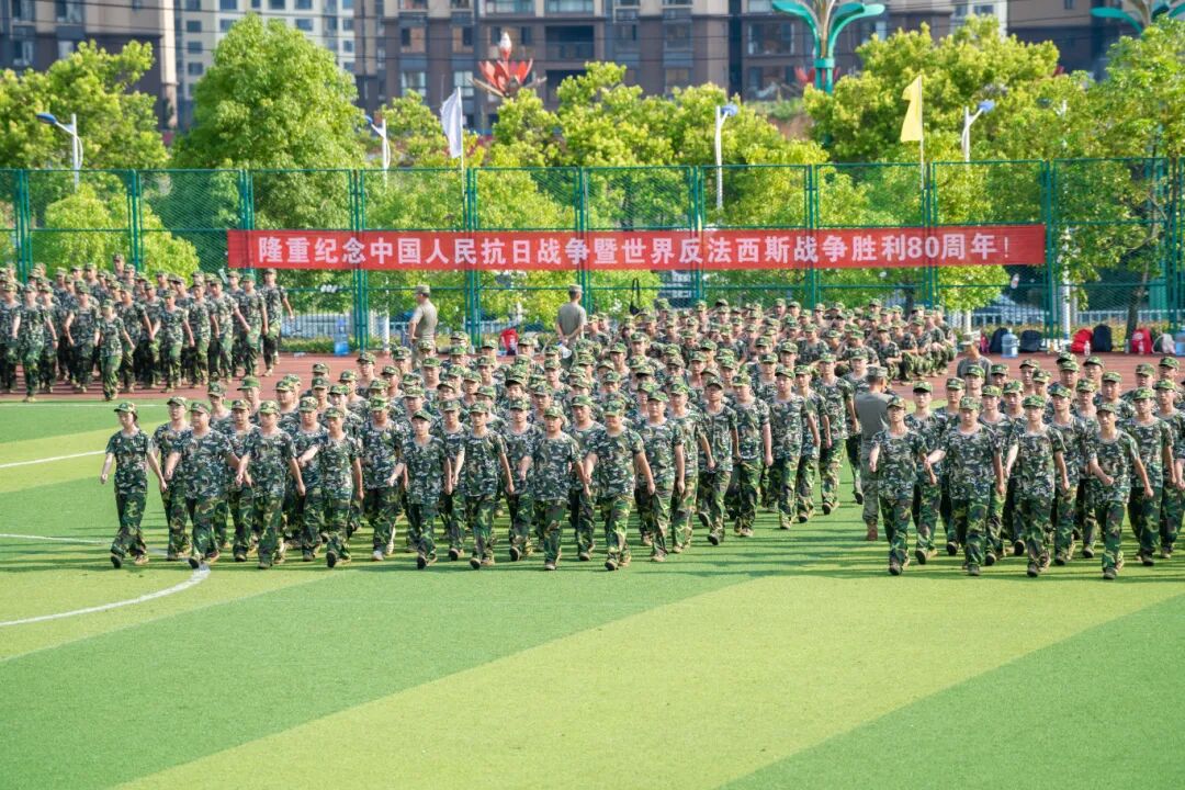 军训铸军魂 慰问暖人心丨校领导慰问25级军训新生(图1)